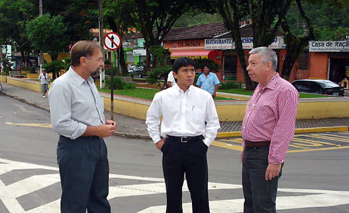 Nishimoto (ao centro) conversa com o prefeito Vargas<a style='float:right;color:#ccc' href='https://www3.al.sp.gov.br/repositorio/noticia/02-2009/HELIO NISHIMOTO 3962.jpg' target=_blank><i class='bi bi-zoom-in'></i> Clique para ver a imagem </a>